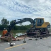 Gia cố điểm sụp, lún tại Km 65+400,Quốc lộ 62 - Quốc lộ N2, thuộc ấp 2, xã Thủy Tây, huyện Thạnh Hóa, tỉnh Long An. (Ảnh: Thanh Bình/TTXVN)