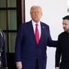 Tổng thống Mỹ Donald Trump với người đồng cấp Ukraine Volodymyr Zelensky. (Nguồn: AP)