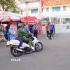 Công an phường Châu Đốc, An Giang tới nhà đưa thí sinh ngủ quên đến điểm thi Trường THPT Chuyên Thủ Khoa Nghĩa kịp thời. (Ảnh: TTXVN phát)