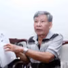Ông Nguyễn Văn Tâm với cuốn sổ ghi chép mô tả địa hình qua những lần thực địa tìm hài cốt đồng đội. (Ảnh: Xuân Khu/TTXVN)