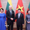 Chủ tịch nước Lương Cường và Phu nhân với Tổng thống Litva Gitanas Nauseda và Phu nhân dự tiệc chiêu đãi. (Ảnh: Lâm Khánh/TTXVN)