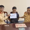 Đối tượng mua bán trái phép ma túy Cháng A Sùng cùng tang vật tại cơ quan Công an. (Ảnh: TTXVN phát)