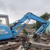 Máy móc được huy động hỗ trợ người dân xã Tuy An Đông bàn giao mặt bằng. (Ảnh: Tường Quân/TTXVN)