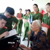 Công an tỉnh Thanh Hóa phối hợp với các đơn vị liên quan tiến hành thu nhận mẫu ADN đối với 100 thân nhân liệt sỹ của phường Hạc Thành, tỉnh Thanh Hóa. (Ảnh: Nguyễn Nam/TTXVN)