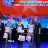 Hội Hỗ trợ gia đình liệt sỹ Việt Nam trao chứng nhận giám định ADN cho thân nhân gia đình các liệt sỹ. (Ảnh: Hoàng Hiếu/TTXVN)