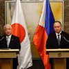 Bộ trưởng Quốc phòng Nhật Bản Gen Nakatani (trái) và người đồng cấp Philippines Gilberto Teodoro. (Ảnh: EPA-EFE)