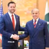 Thủ tướng Pakistan Shehbaz Sharif (phải) trong cuộc gặp Phó Tổng thống Mỹ JD Vance đang ở Islamabad để dự cuộc đàm phán với đại diện Iran, ngày 11/4/2026. (Ảnh: THX/TTXVN)