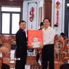 Lãnh đạo thành phố trao quà đến đại diện Tòa Giám mục Cần Thơ. (Ảnh: Hồng Thái/TTXVN)