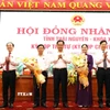 Bí thư Tỉnh ủy Thái Nguyên Tringj Việt Hùng tặng hoa ông Bùi Văn Lương sau khi được bầu làm Phó chủ tịch UBND tỉnh. (Ảnh: Hoàng Nguyên/TTXVN)