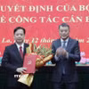 Đồng chí Lê Minh Hưng, Ủy viên Bộ Chính trị, Bí thư Trung ương Đảng, Trưởng Ban Tổ chức Trung ương tặng hoa chúc mừng tân Bí thư Tỉnh ủy Sơn La Hoàng Văn Nghiệm. (Ảnh: Nguyễn Cường/TTXVN)