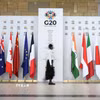 Quốc kỳ các quốc gia thành viên Nhóm G20 tại Hội nghị Bộ trưởng Tài chính và Thống đốc ngân hàng trung ương G20 tại Cape Town, Nam Phi. (Ảnh: Reuters/TTXVN)