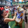 Các nhân vật Disney nhảy múa cùng du khách trên du thuyền Disney Adventure ngày 5/3/2026. (Ảnh: The Straits Times)