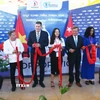 Phó Thủ tướng Cuba Oscar Pérez-Oliva Fraga (thứ 3, từ trái sang), Đại sứ Việt Nam tại Cuba Lê Quang Long (thứ 5, từ trái sang) và Chủ tịch Hội đồng quản trị Tổng Công ty Thái Bình Trần Thanh Tú (thứ 2, từ trái sang) cắt băng khai trương gian hàng Việt Nam. (Ảnh: Việt Hùng/TTXVN)