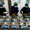 Công nhân chuẩn bị bữa ăn miễn phí cho học sinh trong quá trình thử nghiệm chương trình bữa ăn dinh dưỡng miễn phí tại một bếp ăn thí điểm ở Sukabumi, tỉnh Tây Java, Indonesia, ngày 25/9/2024. (Ảnh: Reuters)