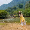 Du khách thích thú với những cánh bướm mỏng manh. (Ảnh: Đức Phương/TTXVN)