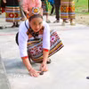 Người tham gia chơi Tó mặng dùng sức bật của các ngón tay để bắn hạt mặng trúng điểm đích phía trước. (Ảnh: Xuân Tiến/TTXVN)