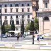 Người dân và khách du lịch tại Rome tập trung tại các đài phun nước tự động do thời tiết nắng nóng hồi tháng 7. (Ảnh: Dương Hoa/TTXVN)