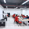 Sinh viên Đại học Bách khoa Hà Nội trong phòng thí nghiệm Kỹ thuật Hàng không và Vũ trụ - môi trường đào tạo nhân lực công nghệ cao cho các ngành chiến lược.