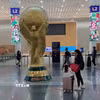 Mô hình cup vàng World Cup 2026 tại Sân bay quốc tế Benito Juárez, thủ đô Mexico City, Mexico. (Ảnh: Phi Hùng/TTXVN)