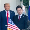 Tổng thống Mỹ Donald Trump (trái) và Tổng thống Hàn Quốc Lee Jae Myung tại cuộc gặp ở Nhà Trắng, Washington DC., Mỹ, ngày 25/8/2025. (Ảnh: THX/TTXVN)