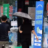 Người dân đi ngang qua một hiệu thuốc ở trung tâm Seoul. (Ảnh: koreaherald)