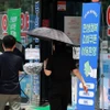 Người dân đi ngang qua một hiệu thuốc ở trung tâm Seoul. (Ảnh: koreaherald)