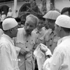 Chủ tịch Hồ Chí Minh nói chuyện với các bác sỹ trong chuyến thăm Viện Quân y 7 Hải Phòng, tháng 5/1957. (Ảnh: TTXVN)
