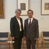 Đại sứ Phạm Hùng Tâm (phải) và Bộ trưởng Ngoại giao Australia Penny Wong. (Ảnh: TTXVN phát)