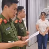 Cơ quan Công an tiến hành khám xét khẩn cấp chỗ ở và địa điểm livestream bán hàng, kho hàng của đối tượng Nguyễn Thị Thu Hường, tháng 7/2025. (Ảnh: TTXVN phát)
