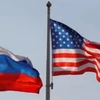 Cờ Nga (trái) và cờ Mỹ. (Ảnh AP)