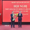 Ông Lê Minh Hưng, Ủy viên Bộ Chính trị, Bí thư Trung ương Đảng, Trưởng Ban Tổ chức Trung ương trao Quyết định cho ông Hoàng Trung Dũng. (Ảnh: TTXVN)