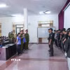 Cơ quan Cảnh sát điều tra Công an tỉnh Điện Biên đọc Quyết định khởi tố vụ án hình sự, khởi tố bị can đối với 18 đối tượng có hành vi gây rối trật tự công cộng. (Ảnh: TTXVN phát)
