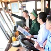 Lực lượng chức năng tỉnh Quảng Trị thường xuyên kiểm tra việc lắp đặt và hoạt động thiết bị VMS với các chủ phương tiện tàu cá. (Ảnh: Tá Chuyên/TTXVN)