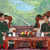 Thượng tướng Khamliang Outhakaysone (phải), Bộ trưởng Bộ Quốc phòng Lào, tiếp Thượng tướng Nguyễn Trường Thắng, Thứ trưởng Bộ Quốc phòng Việt Nam đến chào xã giao. (Ảnh: Xuân Tú/TTXVN)