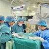 Các bác sỹ Bệnh viện thành phố Thủ Đức, Thành phố Hồ Chí Minh cấy máy phá rung tự động (ICD) vào cơ thể người bệnh. (Ảnh: TTXVN phát)