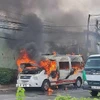 Chiếc xe cấp cứu bốc cháy dữ dội trên Quốc lộ 13 đoạn qua thành phố Thuận An, tỉnh Bình Dương. (Ảnh: TTXVN phát)