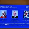 Chân dung 3 nhà khoa học người Mỹ đoạt giải Nobel Vật lý 2025 (từ trái sang): John Clarke, Michel H. Devoret và John M. Martinis. (Ảnh: Reuters/TTXVN)
