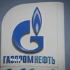 Biểu tượng Tập đoàn khí đốt Gazprom tại một trạm xăng ở Moskva, Nga. (Ảnh: AFP/TTXVN)