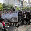 Cảnh sát ngăn dòng người biểu tình bạo loạn phản đối Chính phủ tại thủ đô Kathmandu, Nepal ngày 8/9/2025. (Ảnh: Anadolu Agency/TTXVN)
