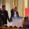 Ông Ram Chandra Paudel (giữa) bỏ phiếu bầu Tổng thống ở Kathmandu, ngày 9/3/2023. (Ảnh: AP/TTXVN)