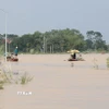 Do tuyến đường bị ngập sâu trong nước nhiều người dân xã Sơn Đông đã phải dùng thuyền để di chuyển, gây khó khăn trong việc đi lại của người dân. (Ảnh: Tạ Toàn/TTXVN)