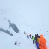 Lực lượng cứu hộ giải cứu các nhà leo núi mắc kẹt sau trận bão tuyết. (Nguồn: Reuters)