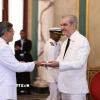 Đại sứ Việt Nam Lê Quang Long trình Quốc thư lên Tổng thống Cộng hoà Dominicana Luis Rodolfo Abinader Corona. (Ảnh: TTXVN phát)