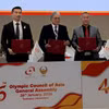 Ông Vath Chamroeun, Tổng thư ký Ủy ban Olympic Quốc gia Campuchia và ông Seng Vannak, Phó Thống đốc Phnom Penh, đã ký hợp đồng đăng cai Đại hội Thể thao Thanh niên châu Á lần thứ 5 năm 2031 với ông Timothy Fox, Chủ tịch lâm thời của Hội đồng Olympic. (Ảnh: Olympic Campuchia)