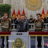 Nhà lãnh đạo Kim Jong Un (giữa) tham dự lễ diễu binh chào mừng Đại hội lần thứ IX của Đảng Lao động Triều Tiên tại Bình Nhưỡng tối 25/2/2026. (Ảnh: KCNA/TTXVN)