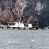 Lực lượng chức năng tìm kiếm các nạn nhân vụ lật tàu Vịnh Xanh 58. (Ảnh: TTXVN phát)