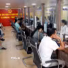 Cán bộ, công chức bộ phận Một cửa xã Minh Đài (Phú Thọ) tiếp nhận, hướng dẫn và xử lý hồ sơ hành chính cho người dân. (Ảnh: Tạ Toàn/TTXVN)