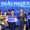 Thứ trưởng Thường trực Bộ Giáo dục và Đào tạo Phạm Ngọc Thưởng trao giải Nhất cho các học sinh đạt giải. (Ảnh: Thanh Tùng/TTXVN)