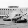 Sáng 30/4/1975, từ khắp mọi hướng, hàng trăm xe tăng, xe thiết giáp cùng bộ binh đồng loạt thẳng tiến Phủ Tổng thống ngụy quyền Sài Gòn, giải phóng Sài Gòn. (Ảnh: Hứa Kiểm/TTXVN)