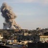 Khói bốc lên sau cuộc không kích của Israel tại Gaza. (Ảnh: THX/TTXVN)